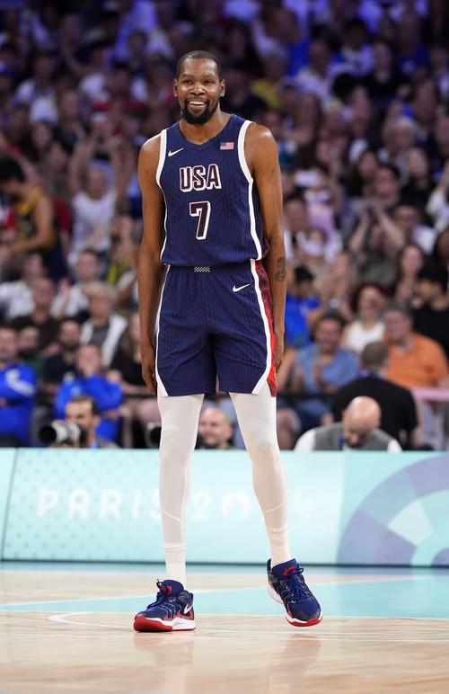 防线漏洞频出 对手屡屡冲击（防守屡现破绽 对手频频冲击）