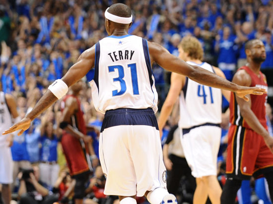 🦅官方：水晶宫将身穿我们的2025／26赛季红蓝配色主场球衣（🦅官宣：水晶宫将身披我们2025／26赛季红蓝主场战袍）