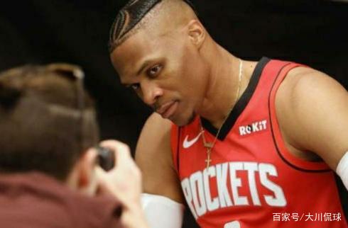 美国名记：苏亚雷斯因为无球状态下踢人被禁赛一场（美国名记称：苏亚雷斯因无球时脚踢对手被停赛一场）