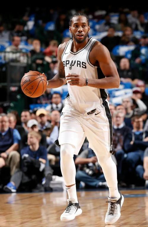 数十位工人集结诺坎普外，抗议建筑公司驱逐行政不合规员工（数十名工人诺坎普外集会，抗议建筑公司清退行政手续不合规人员）