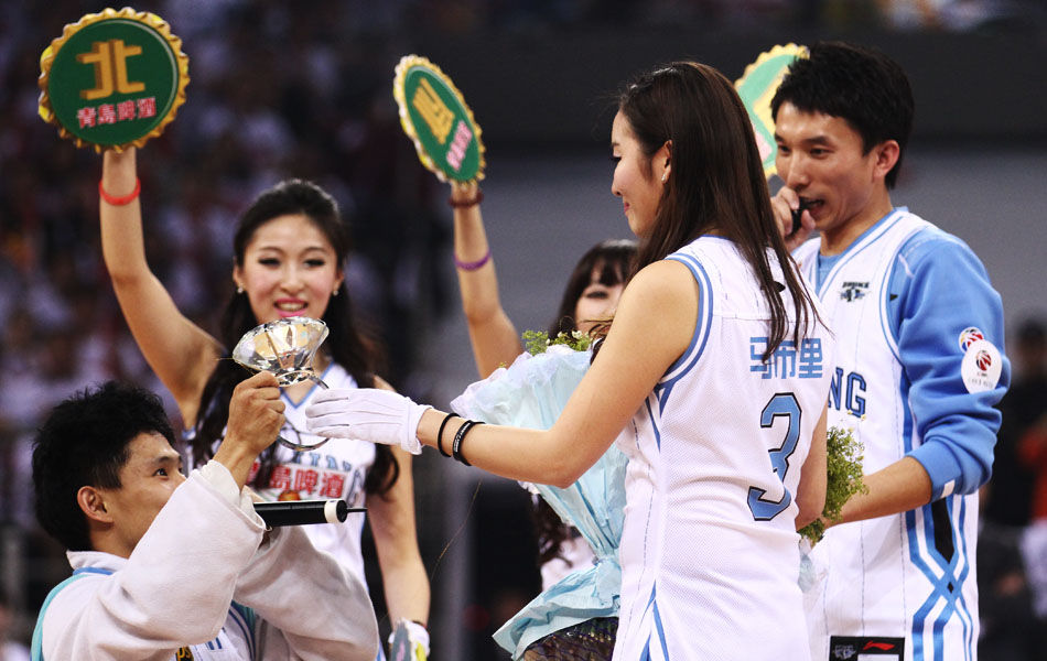 日本队再度成为亚洲希望（日本队再次扛起亚洲希望之旗）